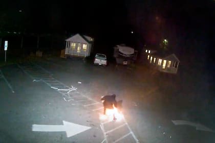 El hecho ocurrió en una localidad de Carolina del Norte durante la noche de Halloween. Todo fue grabado por las cámaras de seguridad.