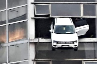 Insólito: un auto quedó colgando del segundo piso de una concesionaria