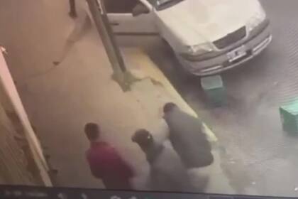 El hecho quedó registrado en las cámaras de seguridad de la zona