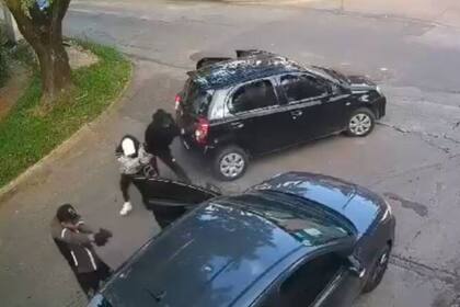 El hecho quedó registrado en una cámara de seguridad