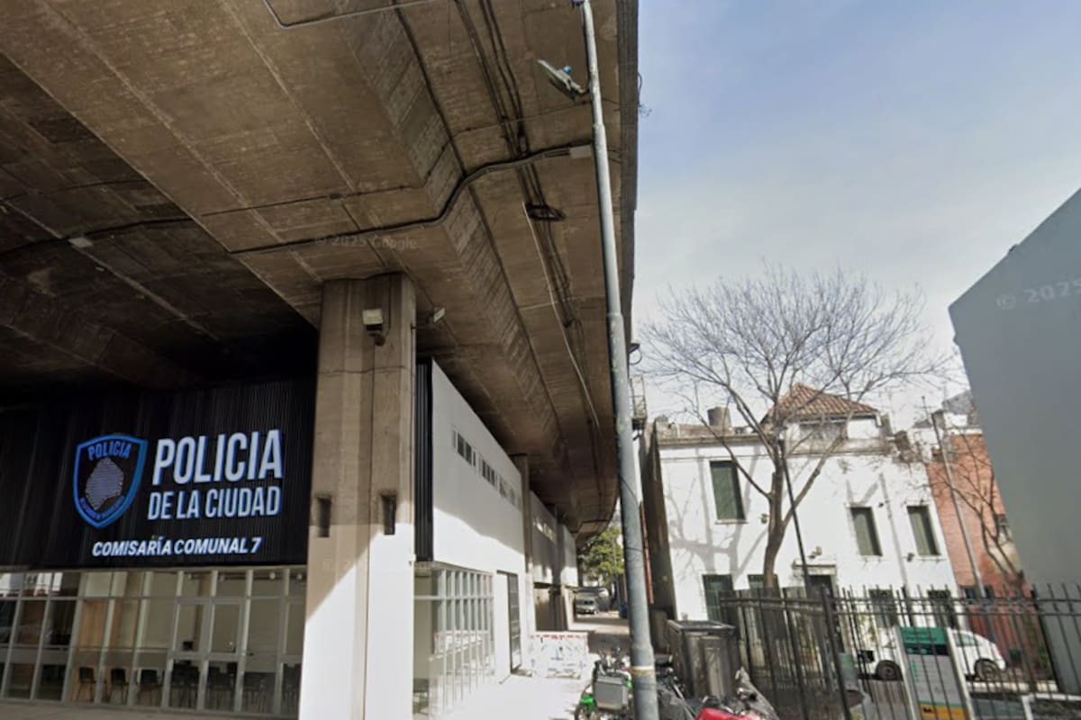 El hecho se registró en la intersección de las calles Membrillar y Teniente Coronel Casimiro Recuero, justo donde se ubica una garita de la Comisaría Vecinal 7A