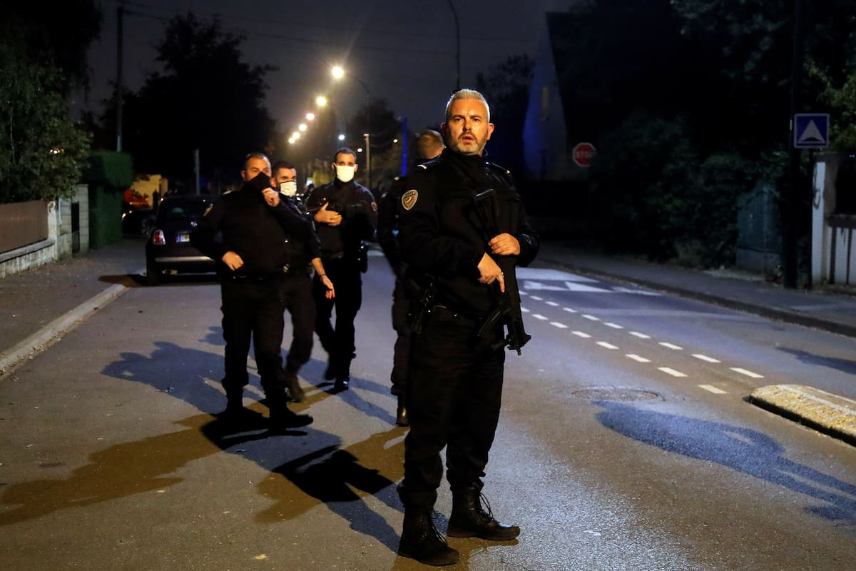 El hecho sucedió en la localidad de Conflans-Saint-Honorine, a 50 km de la capital. El agresor de 18 años murió tras un enfrentamiento con la policía