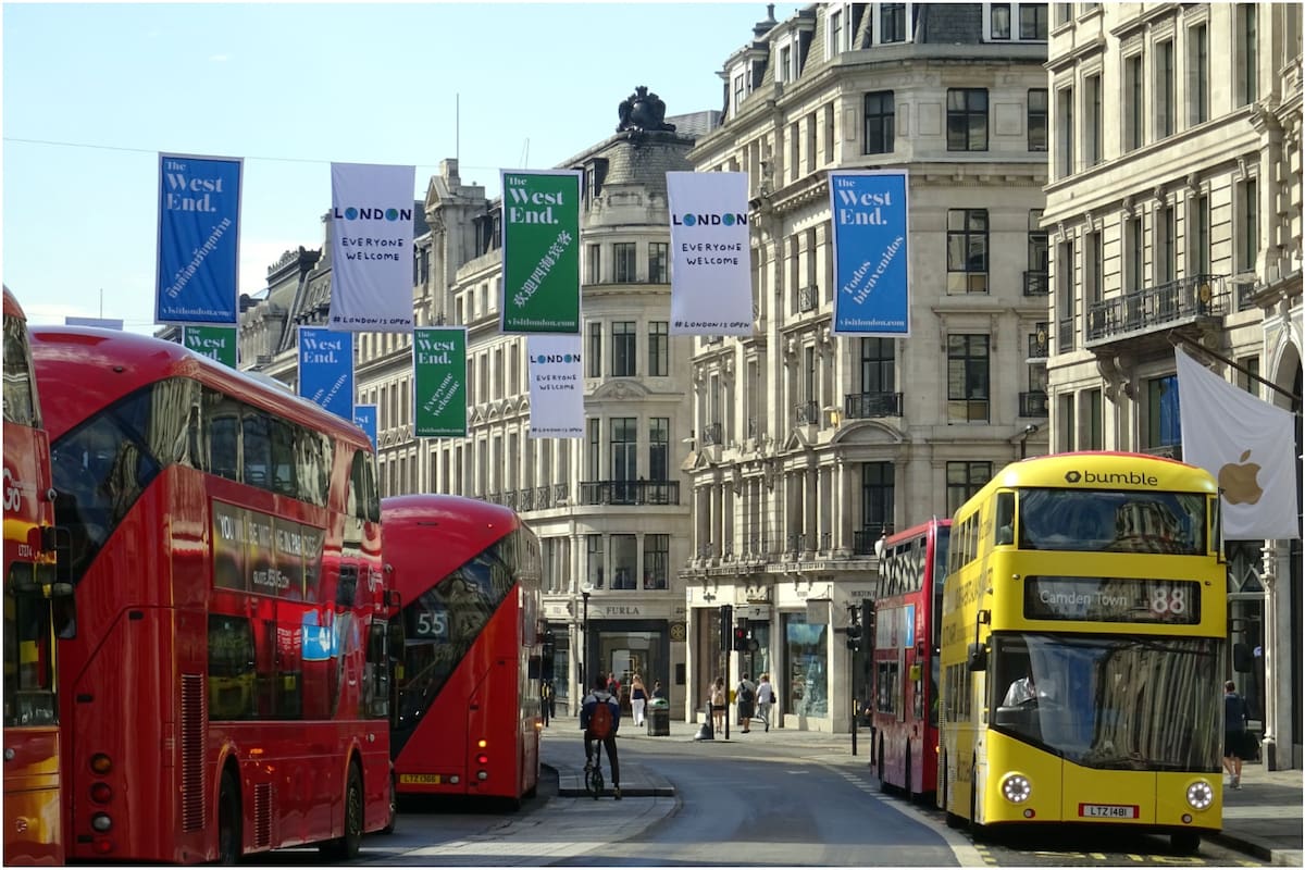 El hecho sucedió en un colectivo londinense