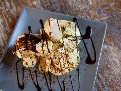 El helado de banana split es sencillo de hacer con bananas pasadas y dulce de leche (Fuente: Freepik)