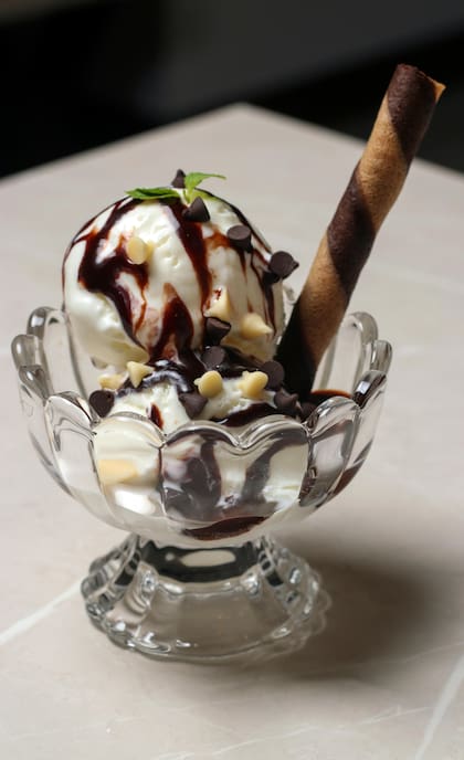 El helado de banana split es una combinación de la fruta pasada, con dulce de leche y chocolate (Imagen ilustrativa)