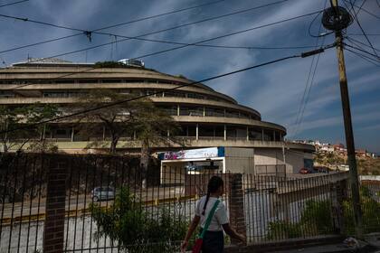 El Helicoide, un edificio que funciona como prisión para presos políticos. Jiménez recuerda que le dijeron: “Si no entregas el archivo no respondo por lo que te llegue a suceder”