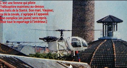 El helicóptero Alouette a muy baja altura, entre techos y chimeneas de la prisión en el momento de la fuga