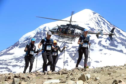 El helicóptero de la organización que se encarga de la seguridad de la competencia