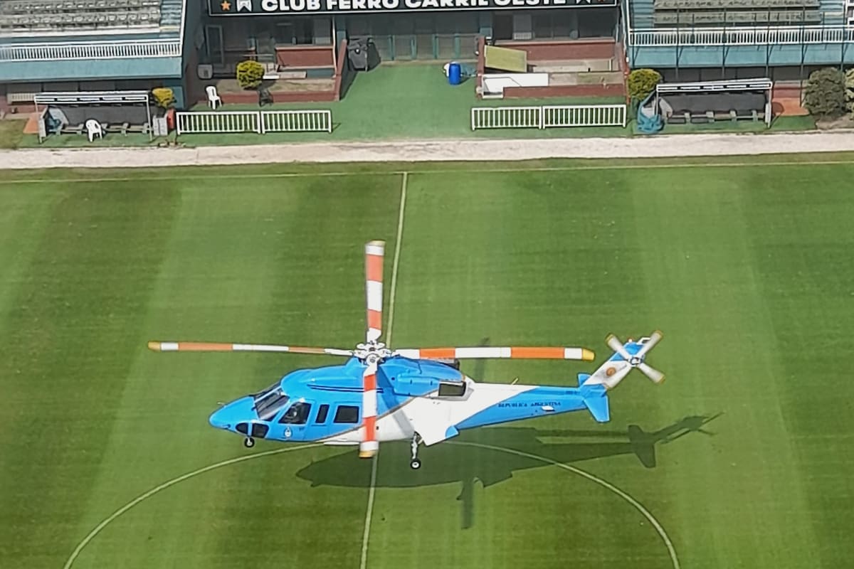 El helicóptero del Presidente, aterrizando en el estadio de Ferro esta mañana
