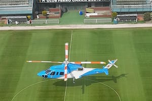 El helicóptero del Presidente, aterrizando en el estadio de Ferro esta mañana