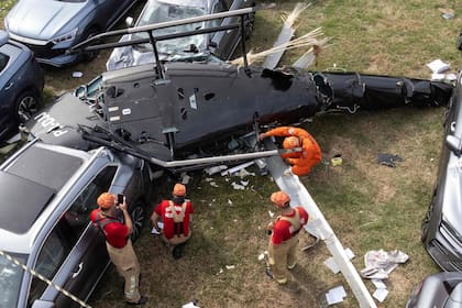 El helicóptero en el que solo viajaba el piloto, que también murió, en medio de los autos