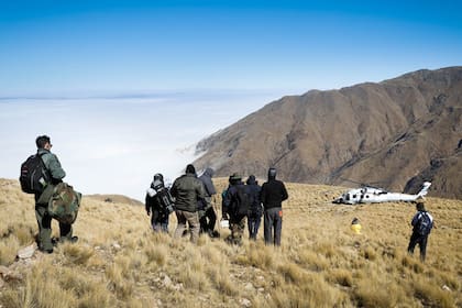 Los funcionarios al ser rescatados por un helicóptero presidencial