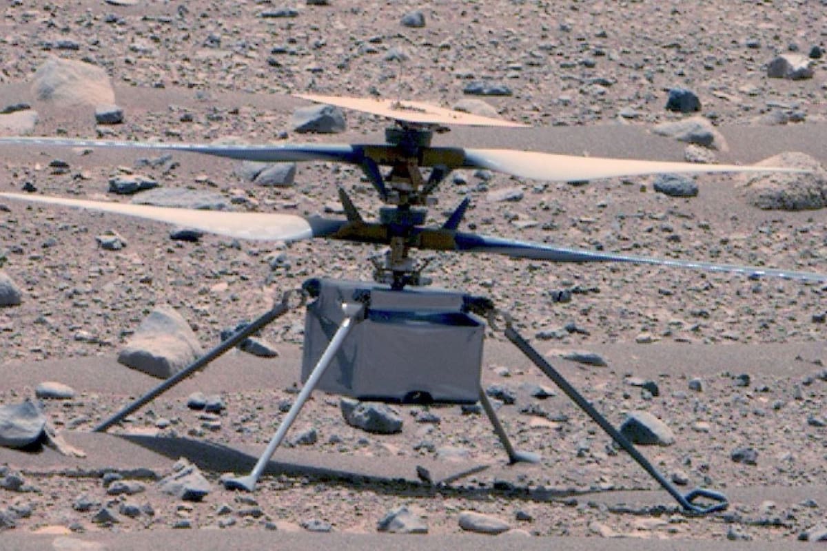 El helicóptero Ingenuity de la NASA en Marte, una verdadera proeza que, a los fines del relato, no conviene mencionar; en el planeta rojo la atmósfera es 95% dióxido de carbono y tiene una presión de solo 610 Pascales (equivalente a 0,0060 atmósferas terrestres)