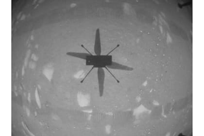 El helicóptero Ingenuity tomó, desde el aire, una foto de su propia sombra en suelo marciano