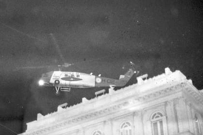 El helicóptero que lleva a la presidenta María Estela Martínez se retira de la Casa Rosada a las 0.40 del 24 de marzo; debía llevarla a Olivos, pero fue a Aeroparque, donde quedó detenida