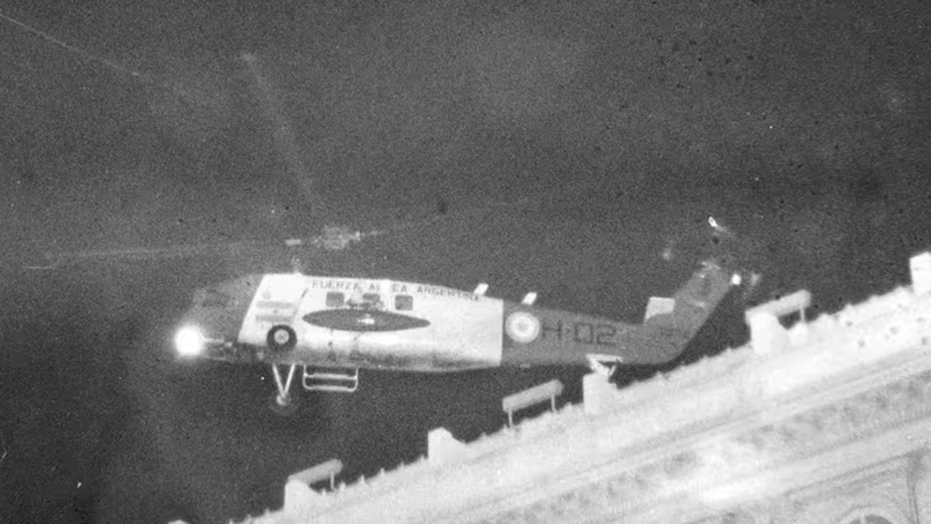 El helicóptero que lleva a la presidenta María Estela Martínez se retira de la Casa Rosada a las 0.40 del 24 de marzo; debía llevarla a Olivos, pero fue a Aeroparque, donde quedó detenida