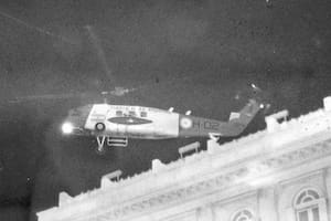 El helicóptero que lleva a la presidenta María Estela Martínez se retira de la Casa Rosada a las 0.40 del 24 de marzo; debía llevarla a Olivos, pero fue a Aeroparque, donde quedó detenida