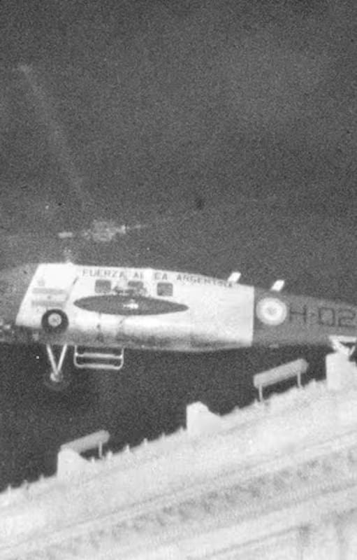 El helicóptero que lleva a la presidenta María Estela Martínez se retira de la Casa Rosada a las 0.40 del 24 de marzo; debía llevarla a Olivos, pero fue a Aeroparque, donde quedó detenida
