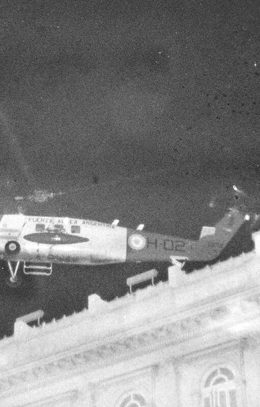 El helicóptero que lleva a María Estela Martínez de Perón partió de la Casa Rosada rumbo a Olivos, pero al llegar a Aeroparque descendió y la presidenta fue detenida