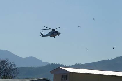 El helicóptero que transporta a Malala se prepara para aterrizar en Mingora en el valle del Swat