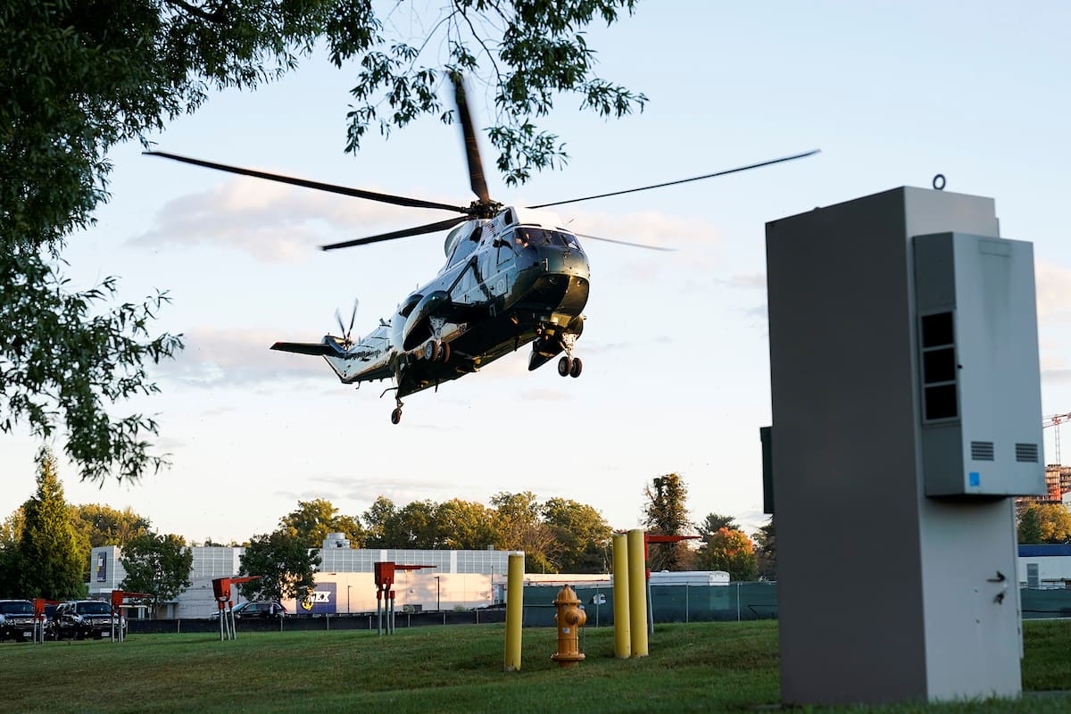 El helicóptero que transporta al presidente de EE. UU, Donald Trump, arriba al hospital militar