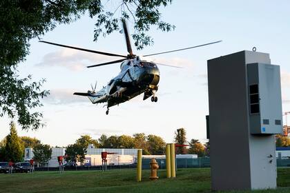 El helicóptero que transporta al presidente de EE. UU., Donald Trump, arriba al hospital militar