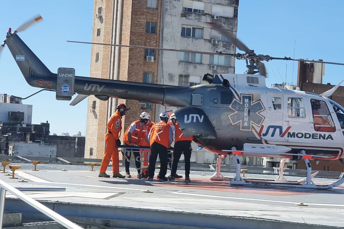 El helicóptero sanitario que trasladó a Reutemann, cuando aterrizó en el Sanatorio Parque de Rosario