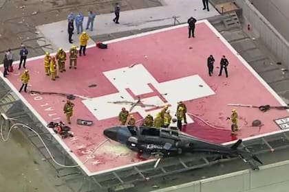 El helicóptero se estrelló y volcó hacia un costado, cerca del borde del edificio