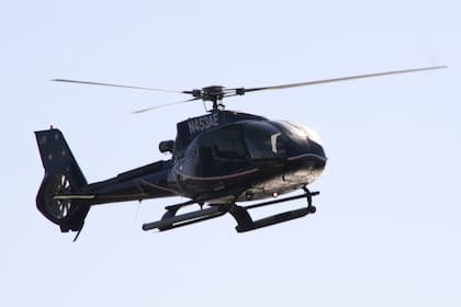 El helicóptero, un Eurocopter EC130 B4, pertenecía a la empresa local Lady Lori Helicopters y transportaba a huéspedes de la compañía de viajes &Beyond