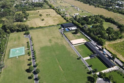 El helipuerto, el haras y el galpón de la quinta de Villa Rosa