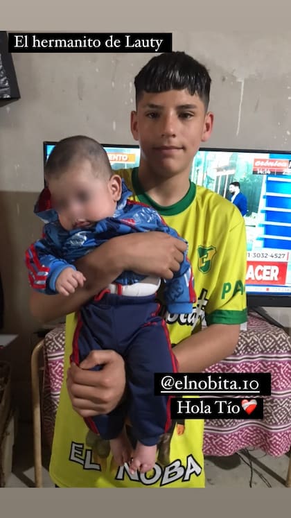 El hermano de El Noba con el supuesto hijo del cantante en brazos (Foto: Instagram @ailendiazz)