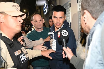El hermano de Loan en el momento que sale de declarar