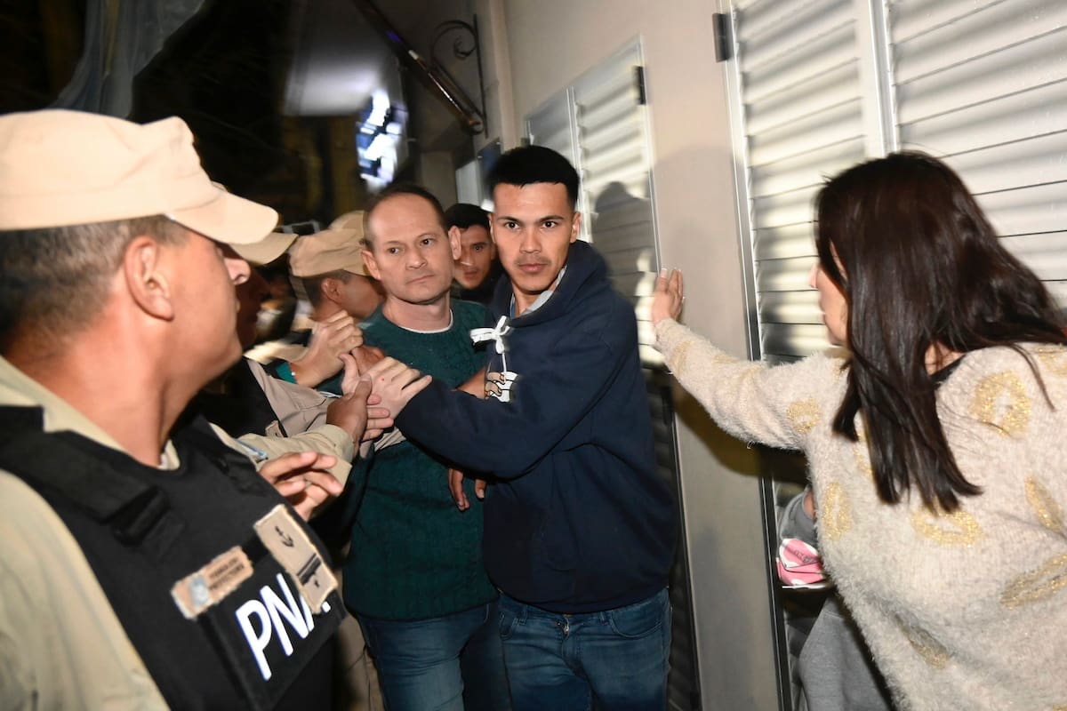 El hermano de Loan en el momento que sale de declarar