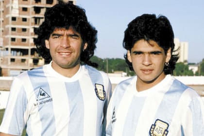 Diego y Hugo Maradona posando con la camiseta de la Selección