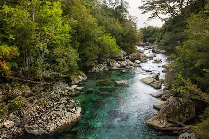 El hermoso río Reñihué, que desemboca directo en el Pacífico.
