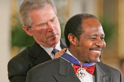 Paul Rusesabagina, el héroe de la película Hotel Ruanda junto al expresidente norteamericano George W. Bush