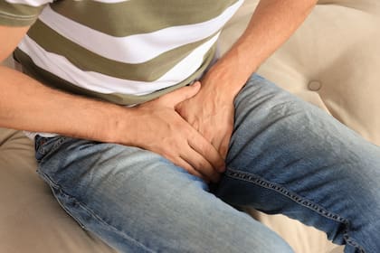 El herpes genital es una infección de transmisión sexual común que se transmite por dos subtipos del herpes simple