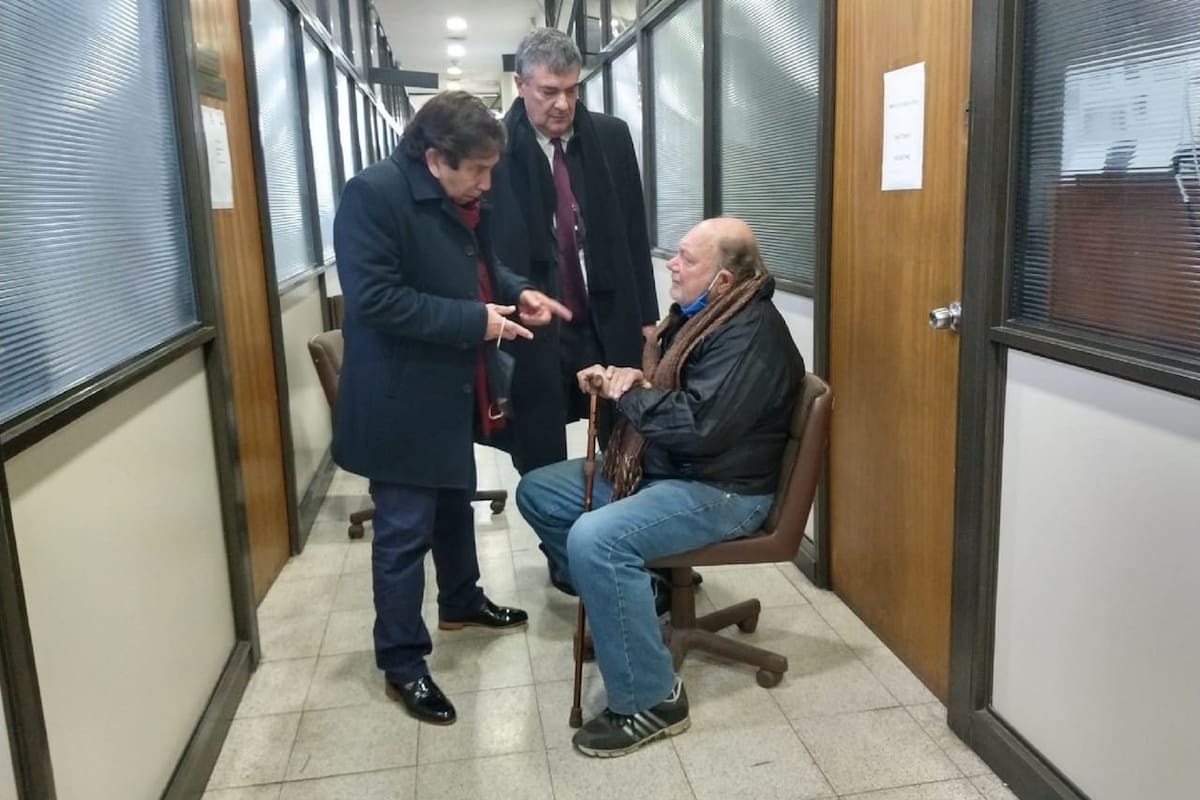 El herrero Jorge Adolfo Ríos, con sus abogados