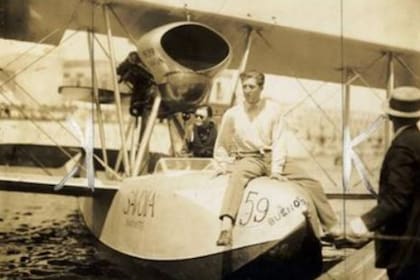 El Hidroavión Buenos Aires, al mando de los pilotos Bernardo Duggan y