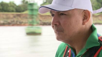 El hidrólogo de la Autoridad del Canal de Panamá, Nelson Guerra, vigila el nivel de las aguas del lago Gatún.