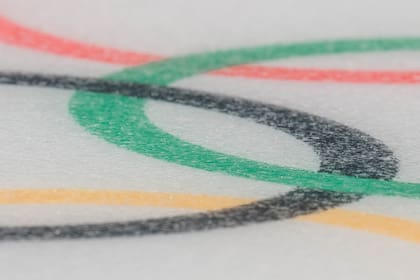 El hielo creado para competiciones de élite como los Juegos Olímpicos es el producto de un minucioso proceso bajo la dirección de un equipo de especialistas.