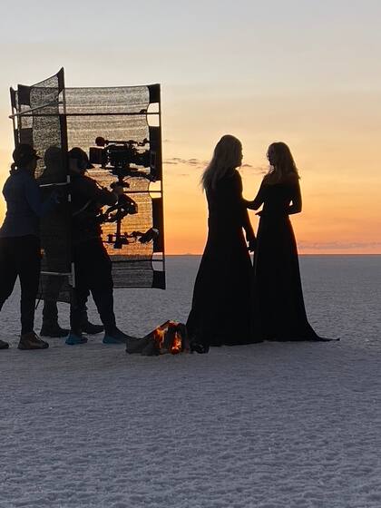 Helmut Ditsch y Jeanne Goursaud, en el Salar de Uyuni, durante el rodaje de la película