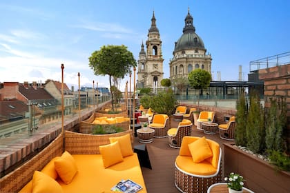 El High Note SkyBar en Budapest sirve cócteles artesanales en una elegante terraza con vistas a la ciudad y un salón con piano.