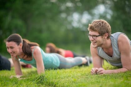 el HIIT implica ejercicios básicos realizados con el peso del propio cuerpo, como sentadillas, lagartijas, burpees o dominadas