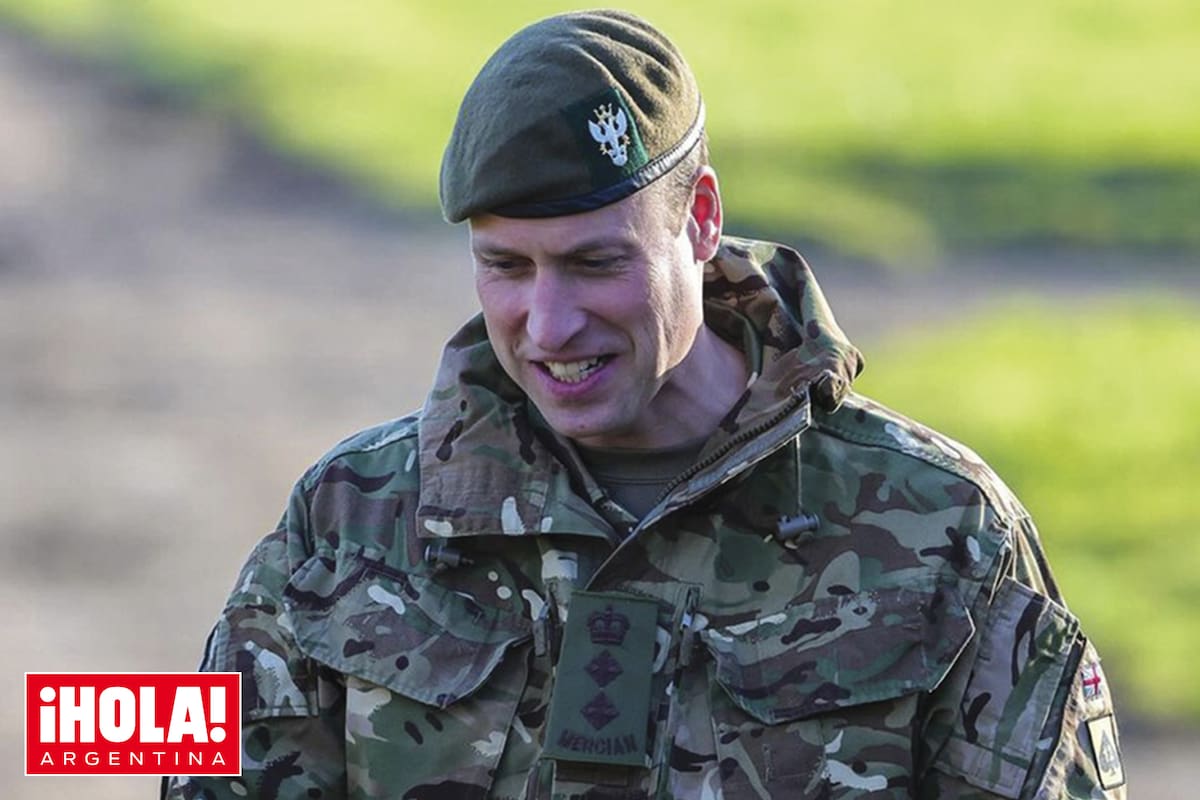 El hijo de Carlos III visitó a los soldados en la llanura de Salisbury, al sur de Inglaterra.