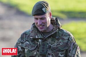 El hijo de Carlos III visitó a los soldados en la llanura de Salisbury, al sur de Inglaterra.