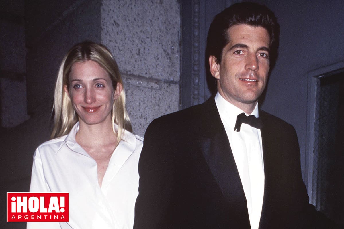 El hijo de JFK y su mujer, una de las más elegantes de aquel momento, formaron la pareja it de Nueva York. Murieron juntos en 1999 en un accidente de avión.