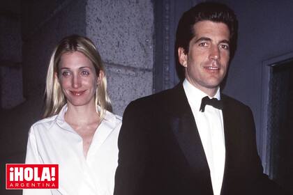 El hijo de JFK y su mujer, una de las más elegantes de aquel momento, formaron la pareja it de Nueva York. Murieron juntos en 1999 en un accidente de avión.