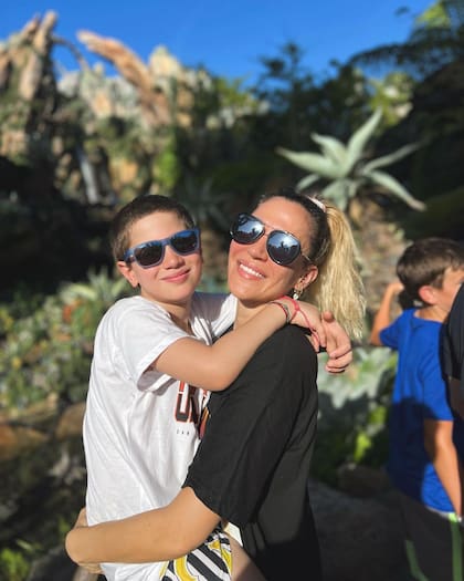 El hijo de Jimena Barón cumplió 10 años y lo festejó a lo grande en un parque de diversiones: cuál fue la consigna de la cantante para no perder a los niños