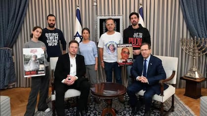 El hijo de Lior, Nadav Rudaeff (arriba a la derecha), en noviembre pasado, en su reunión con Elon Musk